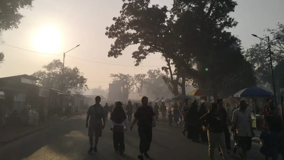 Suasana di sekitar Taman Kota Sampit, Minggu pagi (9/8/2026). Meski diselimuti kabut asap masih banyak warga yang berolahraga. (Warga/Radar Sampit)