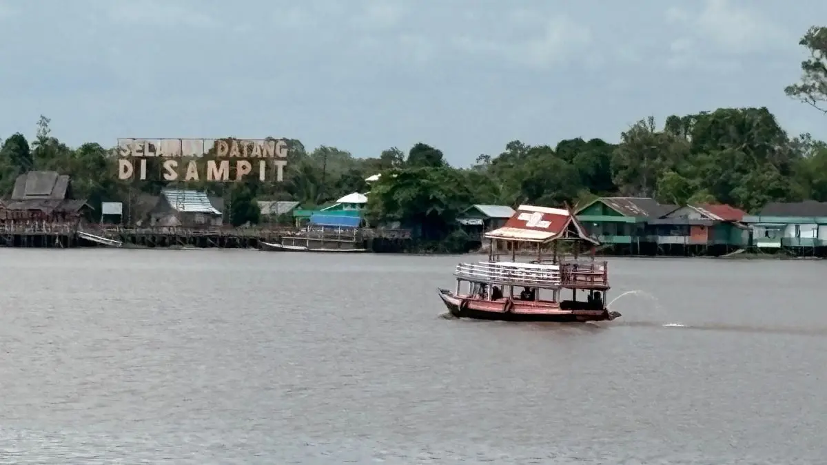 SUNGAI: Kapal wisata melintas di alur Sungai Mentaya, Sampit, Kotawaringin Timur. Dok. YUNI/RADAR SAMPIT 