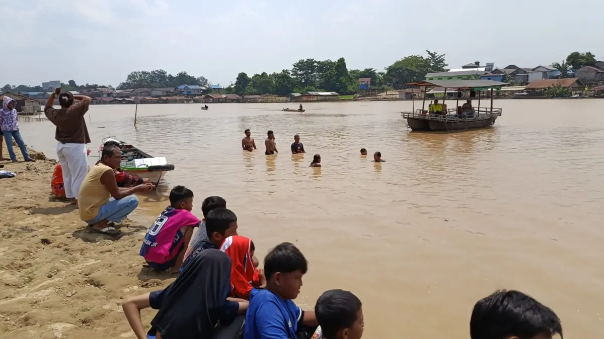 TENGGELAM: Warga melakukan pencarian korban di titik awal dilaporkan tenggelam di Sungai Kahayan. (Dodi/Radar Sampit)