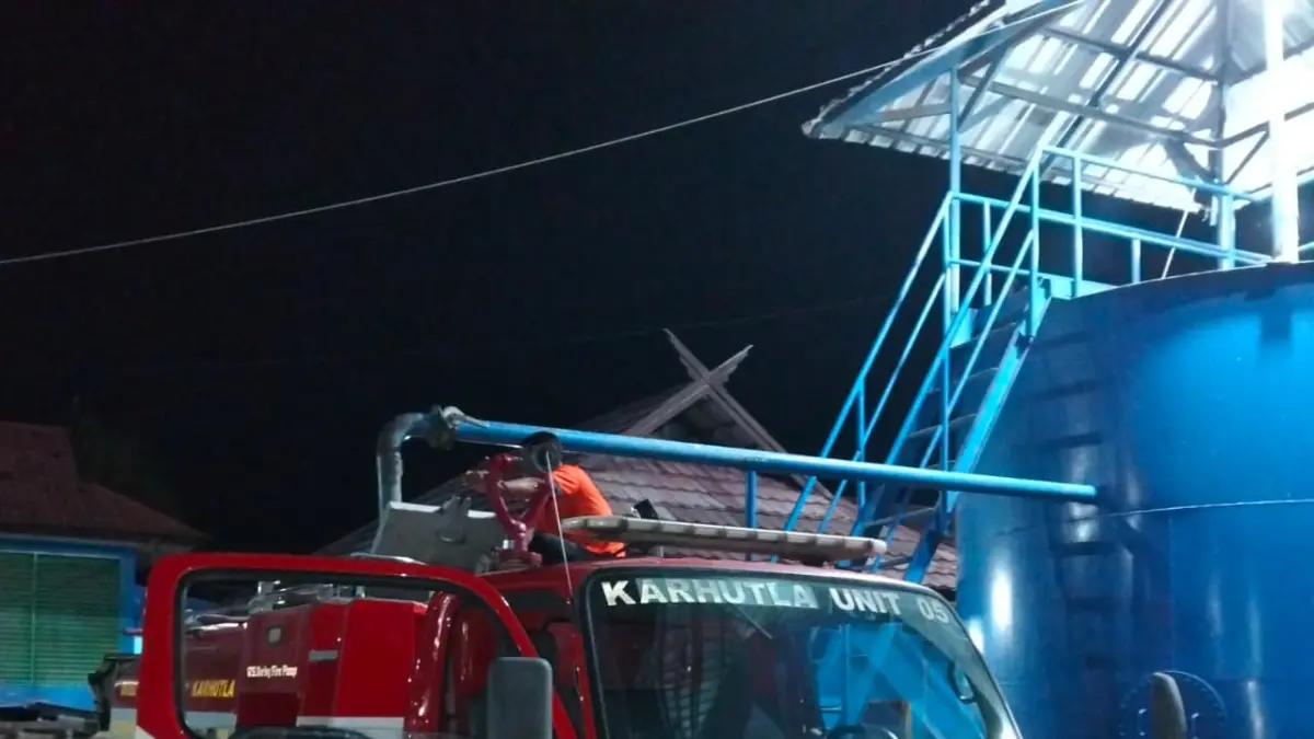 Truk damkar BPBD lamandau membantu mendistribusikan air bersih kepada warga yang mengalami kekeringan. (RIA/RADAR SAMPIT)&nbsp;