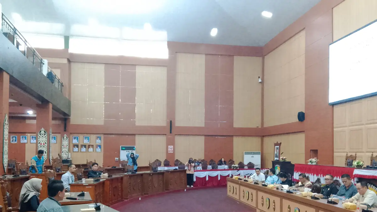 Unsur pimpinan dan anggota DPRD saat mendengarkan paparan PLN terkait penanganan jaringan kelistrikan pada RDP belum lama ini.(dok.yusho/radarsampit)