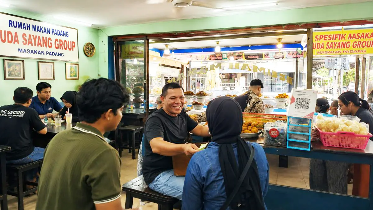 WISATA KULINER: Junaidi Pilliang, sedang melayani pembeli di RM Padang Uda Sayang Group miliknya. FOTO: ALFIAN ARWI PERMANA/RADAR SAMPIT