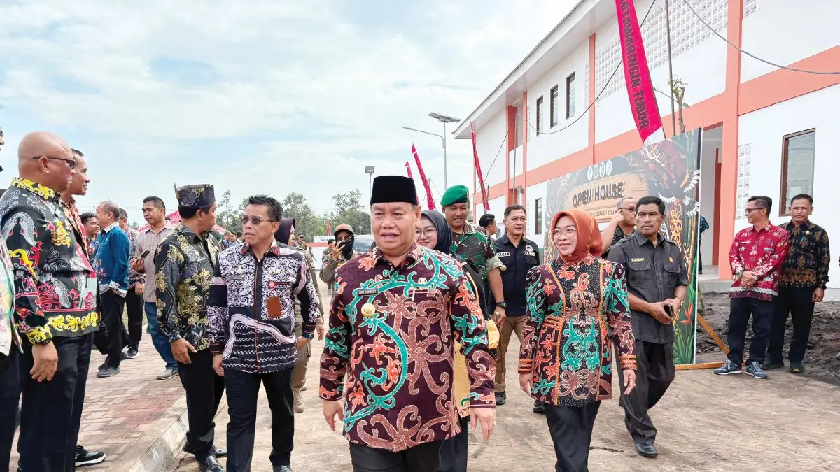 SEKOLAH RAKYAT: Bupati Kotim Halikinnor didampingi Ketua TP-PKK Kotim Khairiah Halikinnor, Wabup Kotim Irawati, unsur Forkopimda lainnya saat menghadiri Open House dan Pra-MPLS Sekolah Rakyat Terintegrasi 1 Kotim, belum lama tadi. FOTO: DOK.YUNI/RADAR SAMPIT 
