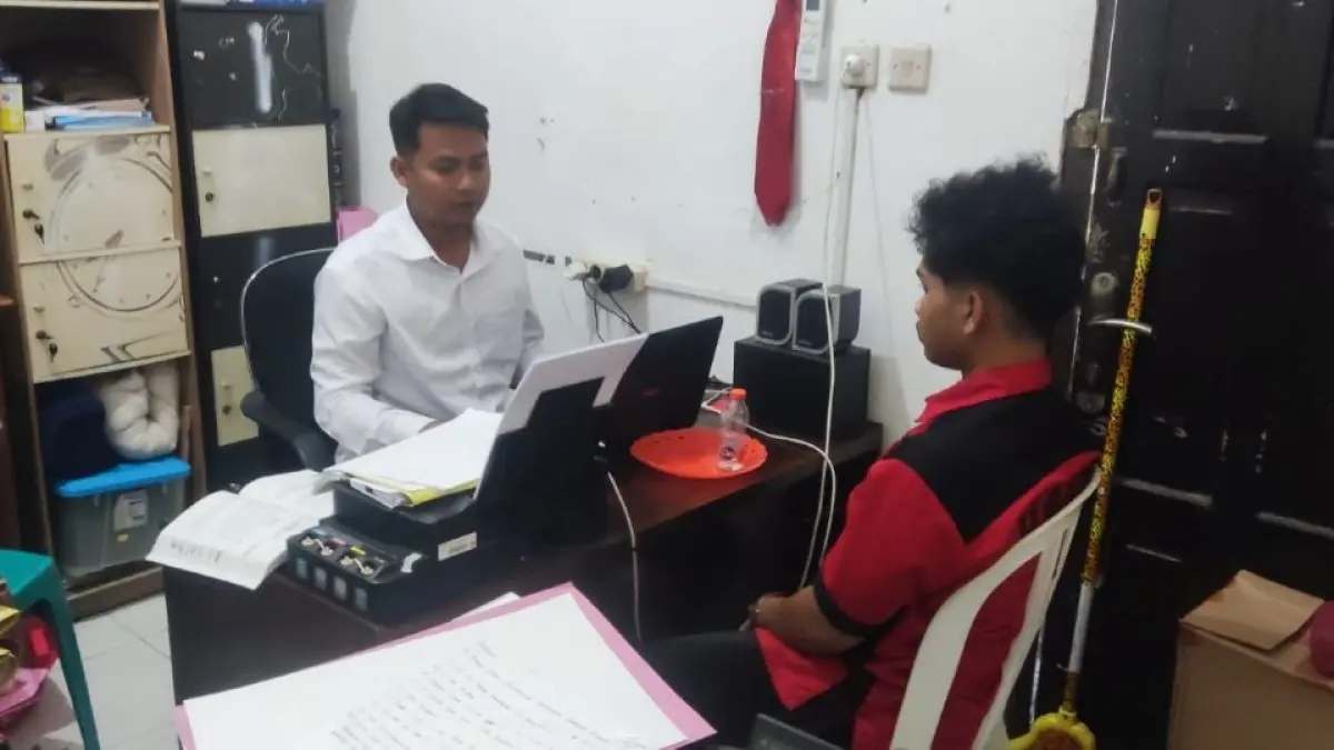 ANIRAT : S (20) pelaku penusukan menjalani pemeriksaan di Mapolres Kotim, Minggu (9/8/2026) dini hari. FOTO: IST/RADAR SAMPIT