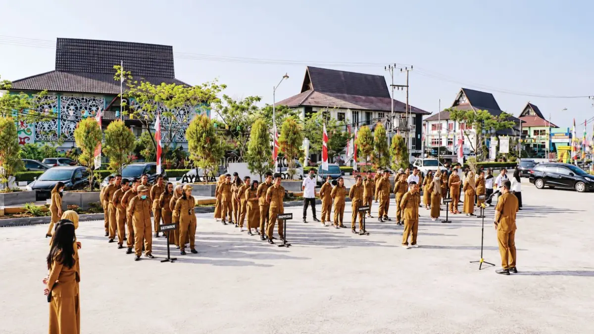 APEL PAGI : Jajaran pegawai di lingkungan Disdik Kota Palangka Raya mengikuti apel rutin di halaman kantor Disdik Kota Palangka Raya, Senin (10/8/2026). FOTO: IST/RADAR SAMPIT
