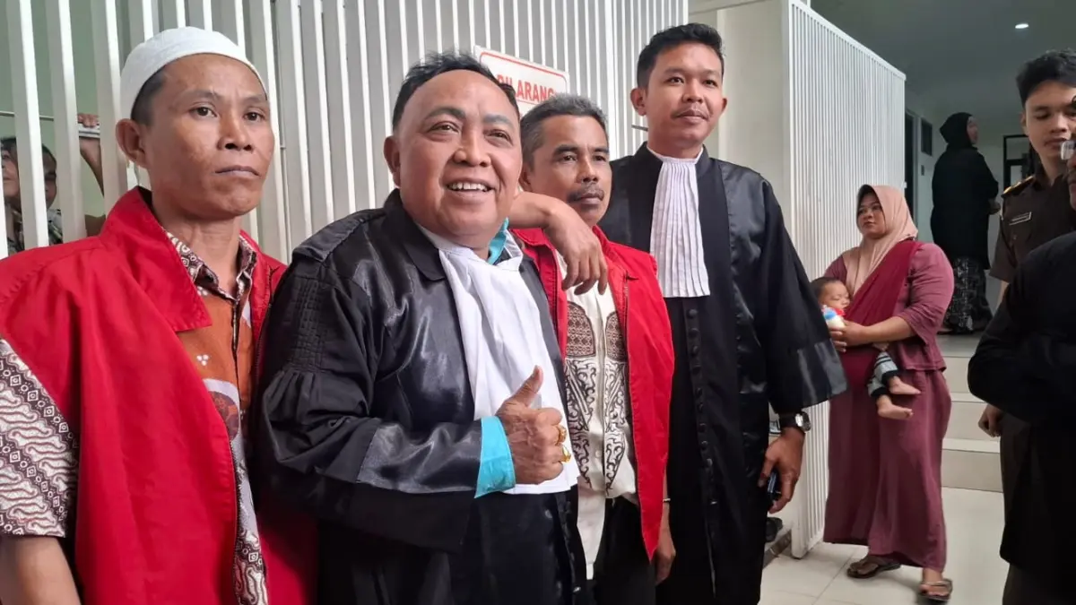 Asan dan Sarimin, saat keluar dari ruang sidang Pengadilan Negeri Sampit bersama penasihat hukum Bambang Nugroho dan Ivan Seda, usai mendengarkan vonis 5 bulan 29 hari penjara, Senin (10/8).(Rado/radarsampit)