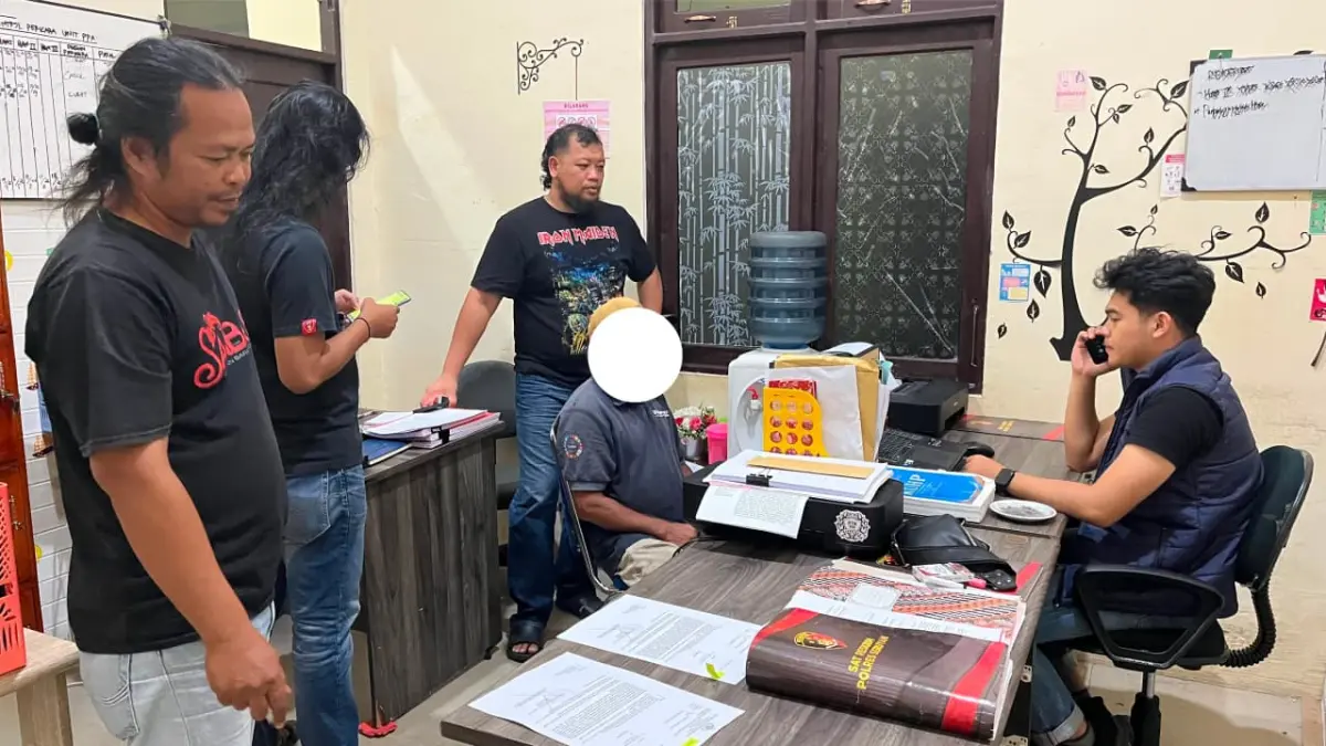 DIPERIKSA: Terduga pelaku saat menjalani pemeriksaan di Mapolres Seruyan, Senin (10/8). (POLRES SERUYAN/RADAR SAMPIT)