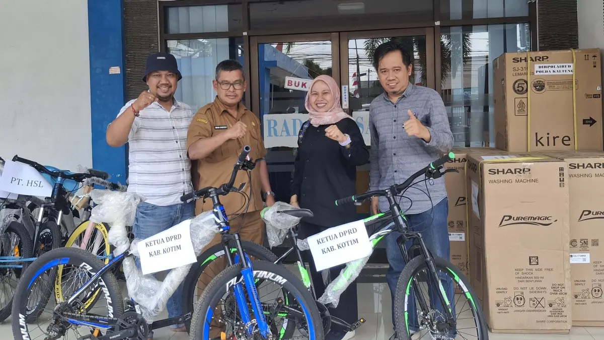 Hadiah dua unit sepeda dari Ketua DPRD Kotim, yang diserahkan oleh Sekretaris DPRD Kotim Imam Subekti, Senin (10/8), dan hadiah 6 unit Dispenser dari PT Alur Mentaya Sejahtera.(lian/radarsampit)