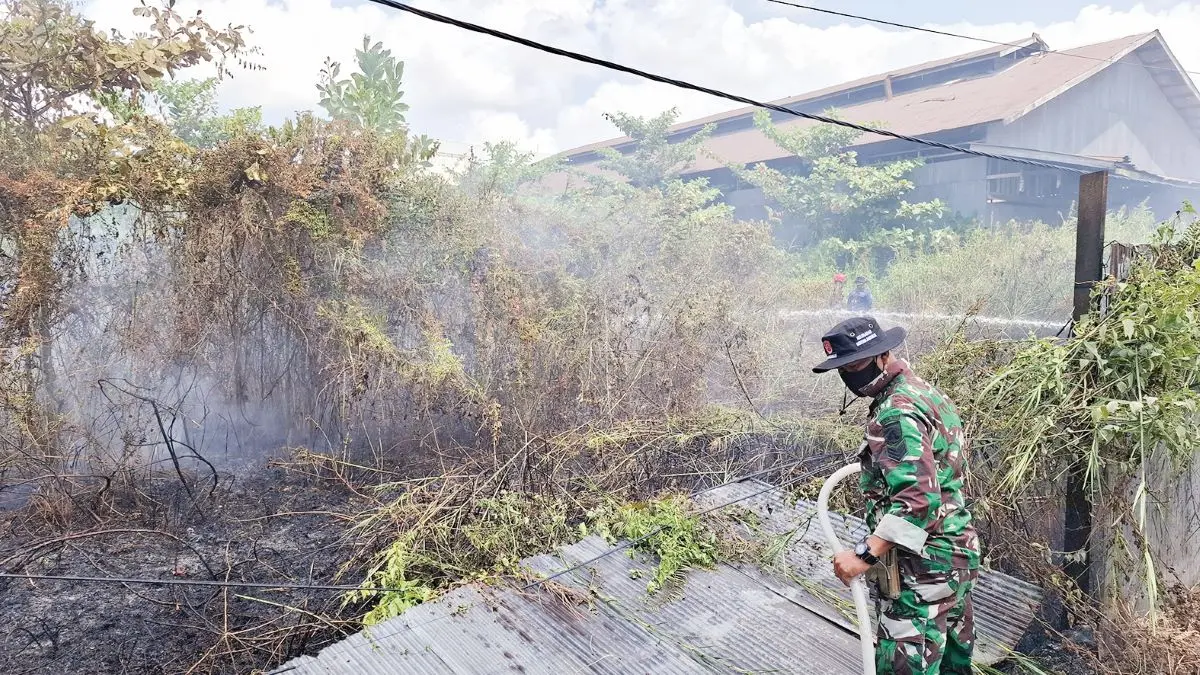 KEBAKARAN LAHAN : Petugas gabungan berjibaku memadamkan kebakaran lahan di Jalan H Ikap, Kecamatan Mentawa Baru Ketapang, Sampit, Senin (10/8/2026) siang. FOTO: FAHRY/RADAR SAMPIT