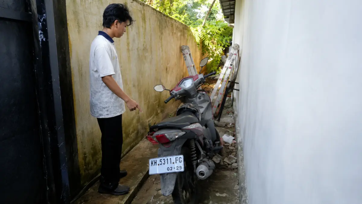 MISTERIUS: Sepeda motor Honda Revo warna hitam-merah dengan nomor polisi KH 5311 FC tak bertuan ditinggal di Cafe CW Sampit. FOTO: Alfian Arwi Permana/Radar Sampit