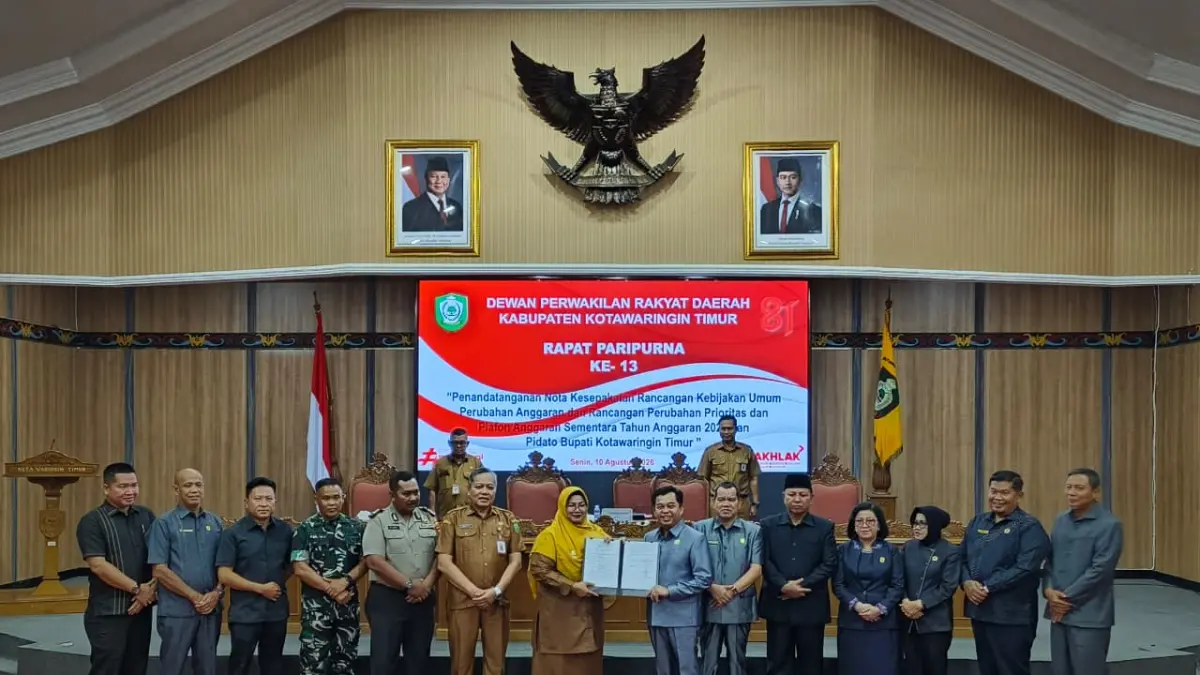 Penandatanganan nota kesepakatan atas kebijakan umum perubahan anggaran dan perubahan prioritas plafon anggaran sementara tahun anggaran 2026 di Ruang Rapat Paripurna DPRD Kotim, Senin (10/8).  (Akbar/Radar Sampit)