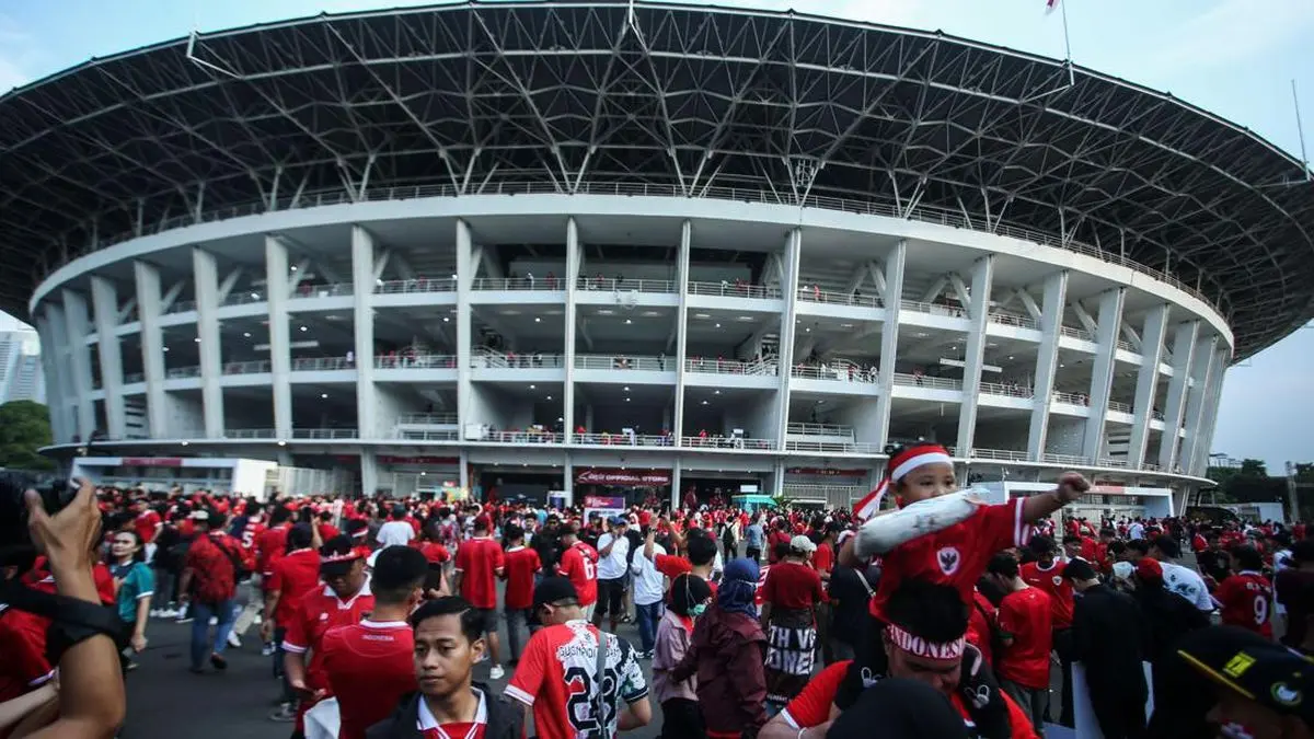 Pendukung timnas Indonesia saat memadani Stadion Utama Gelora Bung Karno (SUGBK) yang akan jadi tempat digelarnya FIFA ASEAN Cup 2026.(net)