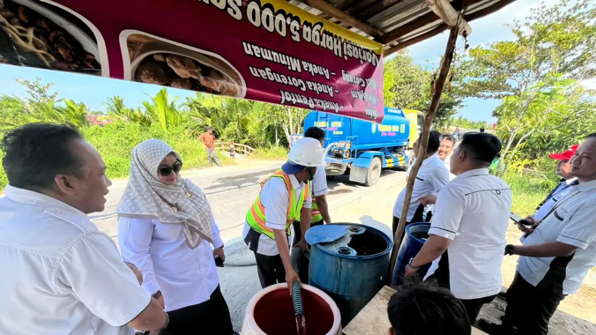 Perumdam Tirta Mentaya mendistribusikan air bersih di wilayah selatan, belum lama ini. (Istimewa)