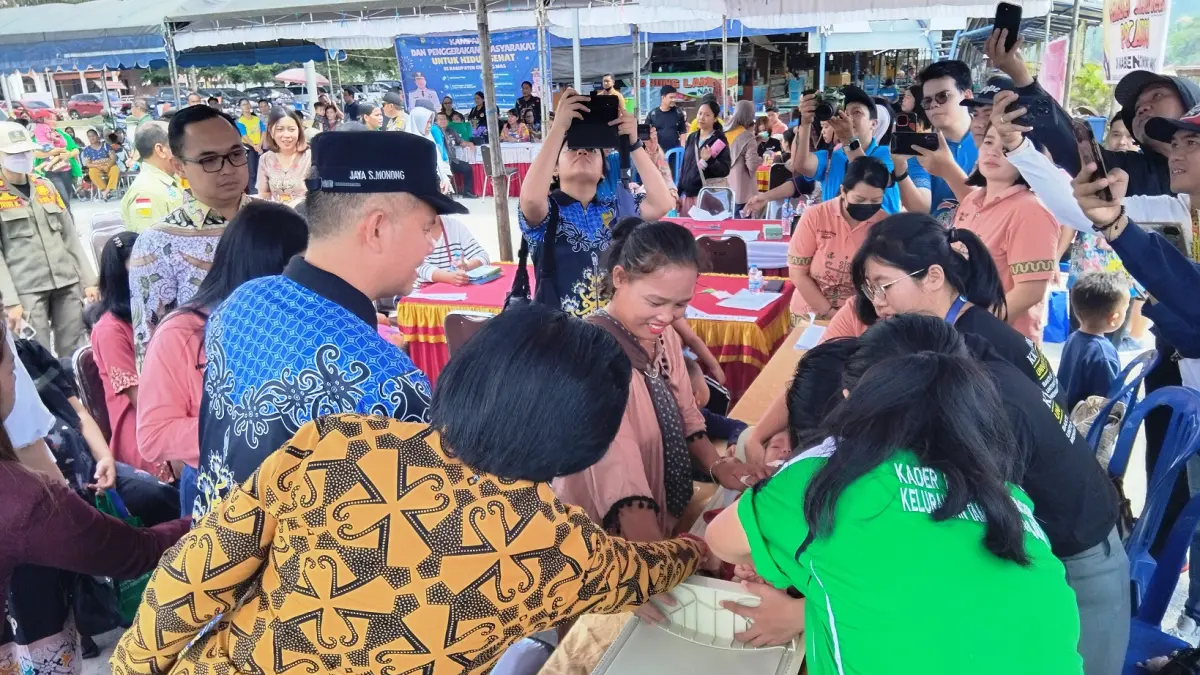 Petugas Posyandu saat menimbang berat badan anak, pada kegiatan kick off intervensi serentak percepatan pencegahan dan penurunan stunting tahun 2026, di Taman Kota Kuala Kurun, Kabupaten Gunung Mas, pekan lalu.(dok.arham/radarsampit)