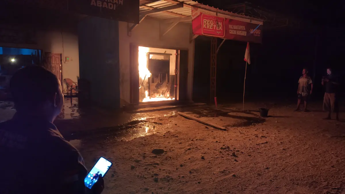 Sebuah kios BBM eceran atau yang lebih dikenal warga dengan sebutan pom mini di Jalan Sepaku arah Perigi, Kabupaten Lamandau, terbakar hebat, Senin (10/8/2026) petang. (Ria Mekar/Radar Sampit)