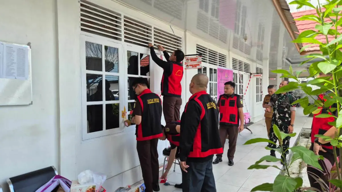 Tim Kejati Kalteng saat menyegel kantor KPU Kotim pada tahap awal penyelidikan dugaan tipikor dana hibah Pilkada Kotim 2023/2024, awal tahun 2026 lalu. (dok/radarsampit)