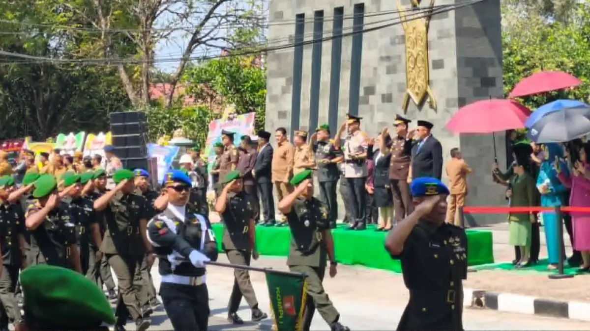 LUAR BIASA : Gubernur Kalteng Agustiar Sabran mendampingi Pangdam XXII/Tambun Bungai Mayor Jenderal TNI Zainul Arifin selaku Inspektur Upacara pada Parade, Defile, dan Syukuran dalam rangka HUT ke-1 Kodam XXII/Tambun Bungai Tahun 2026, Senin (10/8/2026). FOTO: DODI/RADAR SMPIT