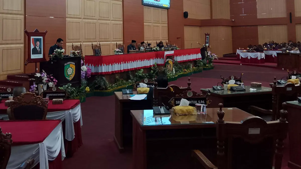 Anggota Komisi I DPRD Palangka Raya, Sudarto, saat menyampaikan saran dan masukan Fraksi Partai Golkar kepada pemerintah pada kegiatan rapat paripurna. (yusho/radarsampit)