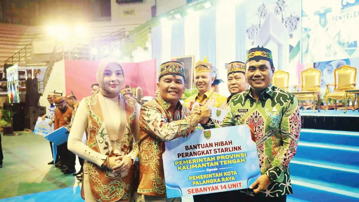 BERI BANTUAN: Gubernur Kalteng Agustiar Sabran menyerahkan bantuan hibah perangkat Starlink secara simbolis kepada Pemerintah Kota Palangka Raya. FOTO: MMC KALTENG/RADAR SAMPIT