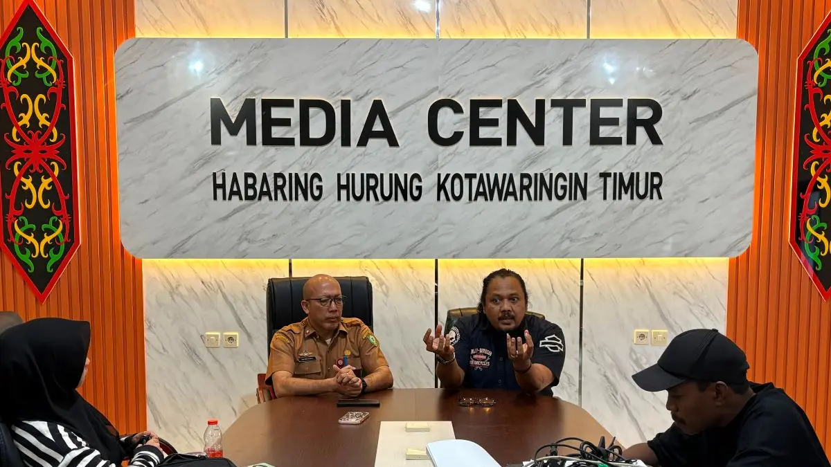 BERI KETERANGAN: Kepala Tim Satgaswil Kalimantan Tengah Densus 88 Antiteror Polri IPTU Ganjar Satrio (kanan) saat memberikan keterangan kepada awak media terkait paparan paham kekerasan terhadap anak, Selasa (11/8).  YUNI/RADAR SAMPIT 