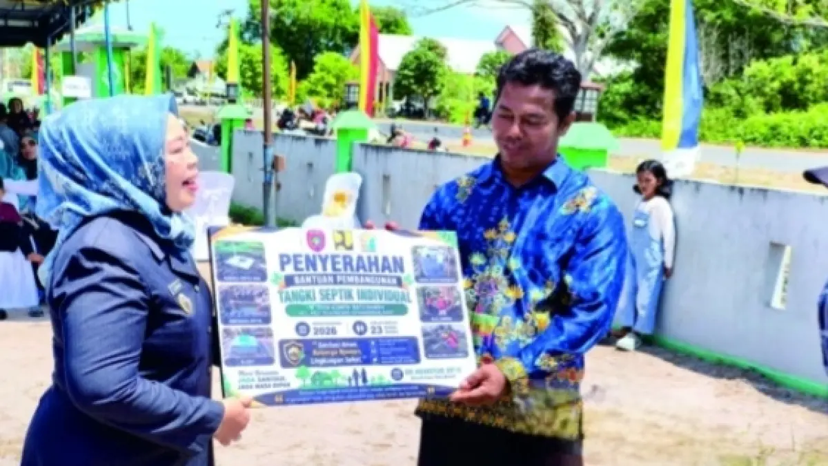 Bupati Kotawaringin Barat Hj Nurhidayah menyerahkan secara simbolis bantuan pembangunan tangki septik tank bagi warga Desa Kumpai Batu Atas, belum lama ini. (ist)&nbsp;