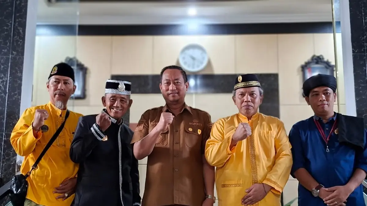 Bupati Sukamara Masduki bersama keluarga Kesultanan Kutaringin. (FAUZIANNUR/RADAR SAMPIT)&nbsp;
