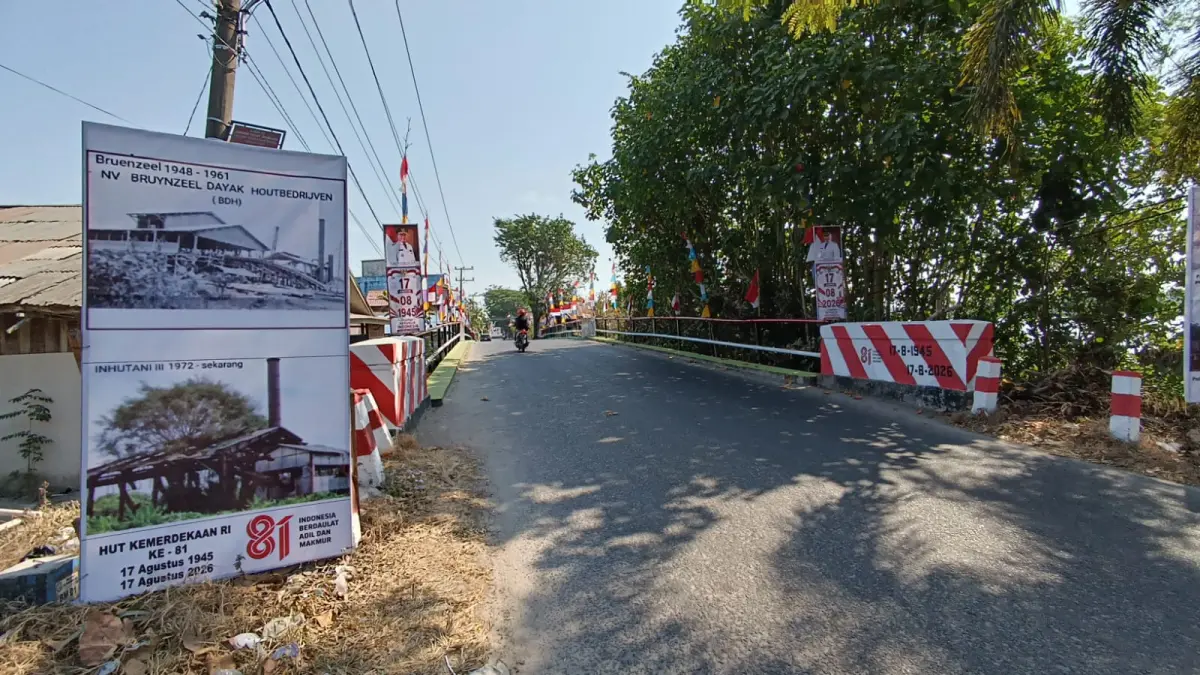 Jembatan Pemuatan Sampit dihiasi dengan foto Kota Sampit, zaman dulu. Ini dimaksud untuk memeriahkan HUT ke-81 Kemerdekaan Republik Indonesia. (Usay Nor Rahmad/Radar Sampit)