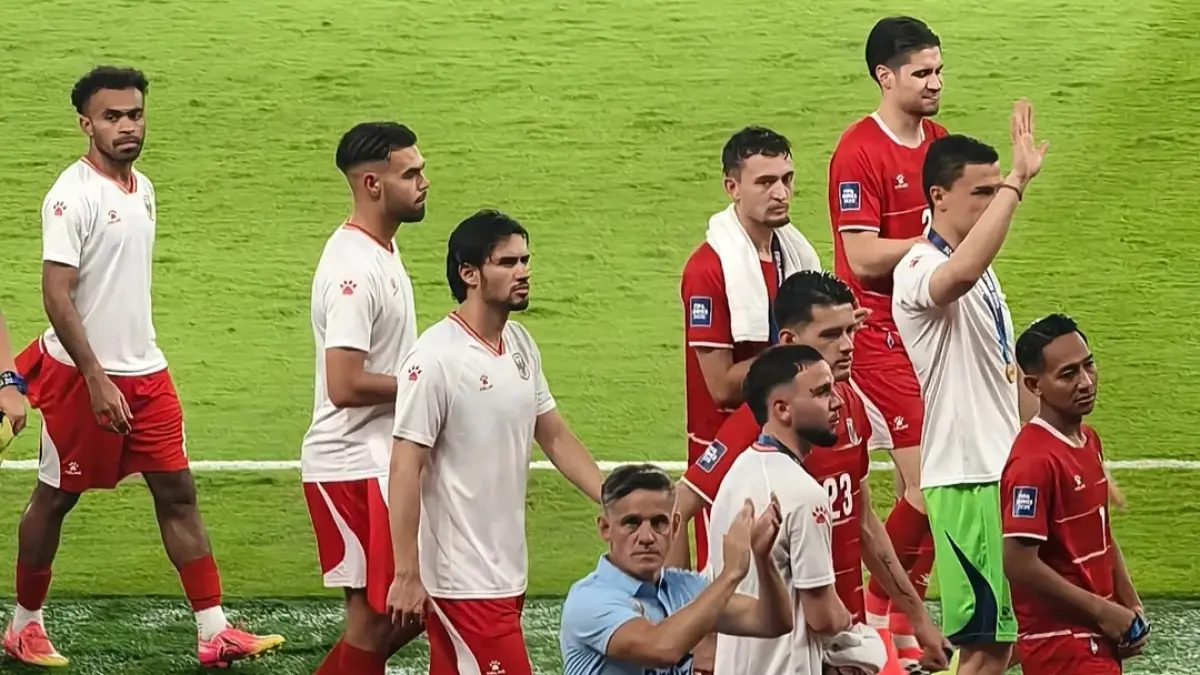 John Herdman bersama skuad timnas Indonesia, dalam salah satu laga. (net)
