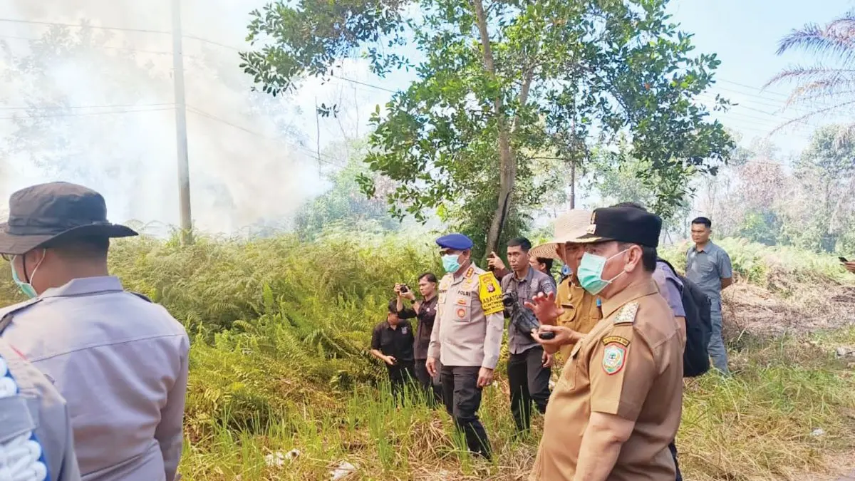KARHUTLA: Bupati Kotim Halikinnor saat meninjau penanganan Karhutla yang terjadi di wilayah Kotim, Senin (10/8/2026). FOTO: DISKOMINFO KOTIM/RADAR SAMPIT 