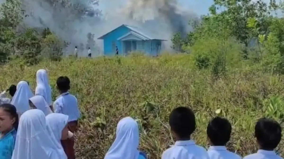 Karhutla di Desa Kubu, Kecamatan Kumai, Kabupaten Kotawaringin Barat, yang mendekati permukiman dan sekolah dasar, belum lama ini. (ist)&nbsp;