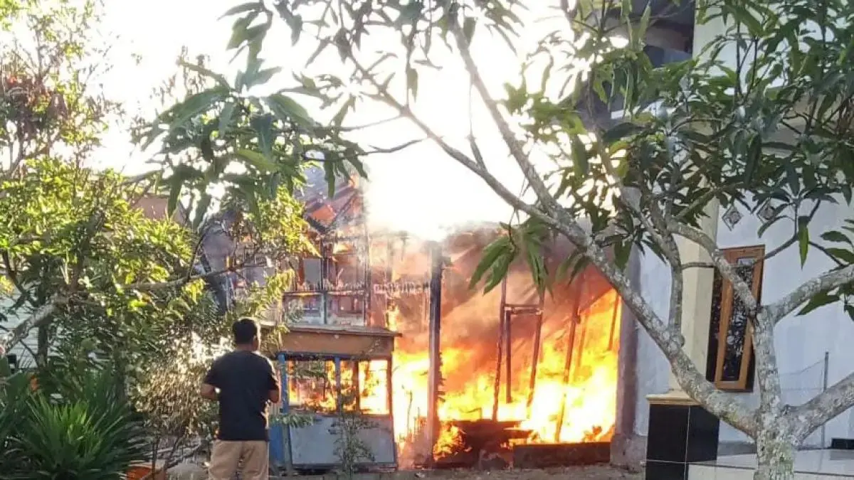 KEBAKARAN: Bangunan milik warga terbakar di Gang Hijrah, Jalan DI Panjaitan Sampit, Kecamatan Mentawa Baru Ketapang, Selasa (4/8/2026) sore. FOTO: IST/RADAR SAMPIT