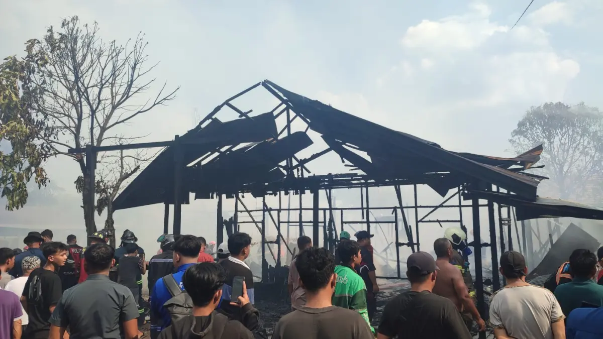 Kebakaran melanda kawasan permukiman di Jalan Mendawai, tak jauh dari Pasar Kahayan, Palangka Raya, Kalimantan Tengah, Selasa (11/8/2026). Peristiwa tersebut menelan dua korban jiwa. (Dodi/Radar Sampit)