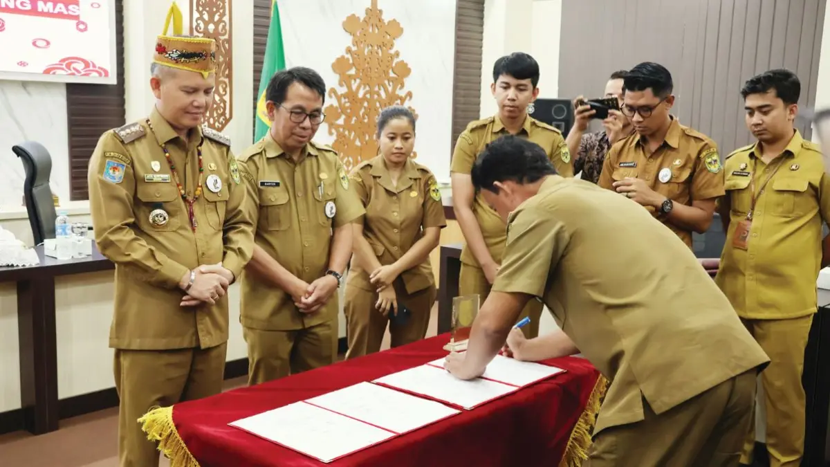 KERJASAMA : Bupati Gumas Jaya Samaya Monong ketika menyaksikan penandatanganan MoU PT. ALS dan Koperasi Rungan Manuhing Hapakat di ruang rapat lantai 1 kantor Bupati Gumas, Senin (10/8/2026). FOTO : DISKOMINFO SANTIK KOTIM/RADAR SAMPIT