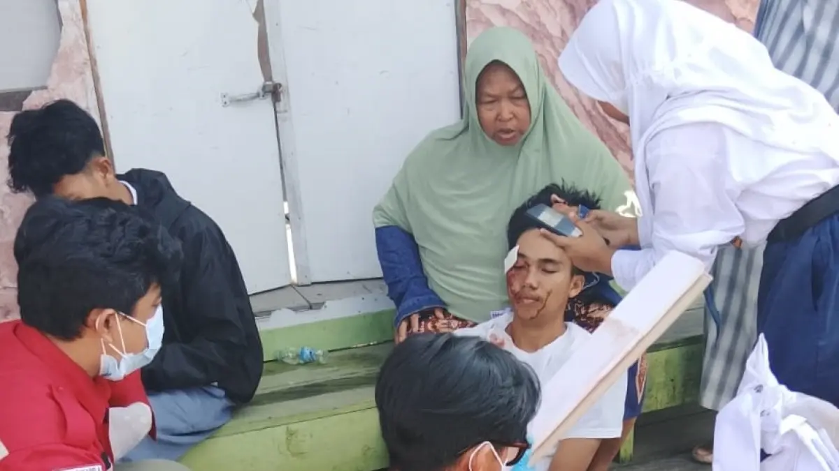 Korban kecelakaan di Jalan Padat Karya Gaya Baru saat mendapat pertolongan pertama dari PMI Kotawaringin Barat, Senin 10 Agustus 2026. (ist)&nbsp;