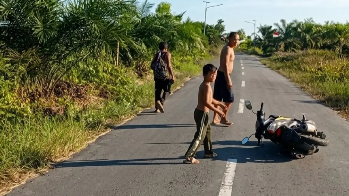 Orang dengan gangguan jiwa (celana panjang dan menggendong tas) kabur usai bakar lahan di jalan poros Seberang Gajah menuju Desa Tanjung Putri, Selasa 11 Agustus 2026. (IST)&nbsp;