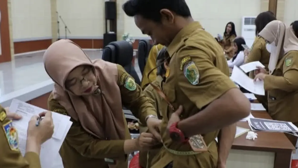 Pegawai Dinas Pendidikan Palangka Raya mengikuti kegiatan cek kesehatan gratis di Aula Hapakat Jaya, Kantor Disdik Kota Palangka Raya, Senin (10/8). &nbsp;(DODI/RADAR SAMPIT)&nbsp;