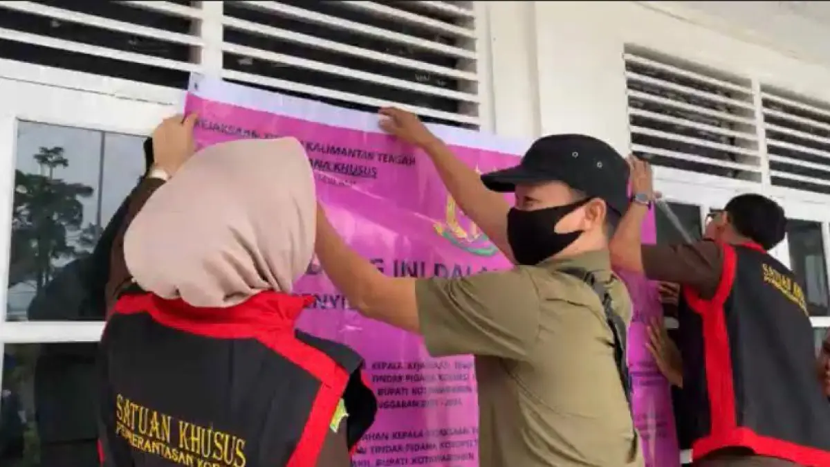 Penyegelan kantor KPU Kotim oleh tim dari Kejati Kalteng, beberapa waktu lalu. (dok.radarsampit)