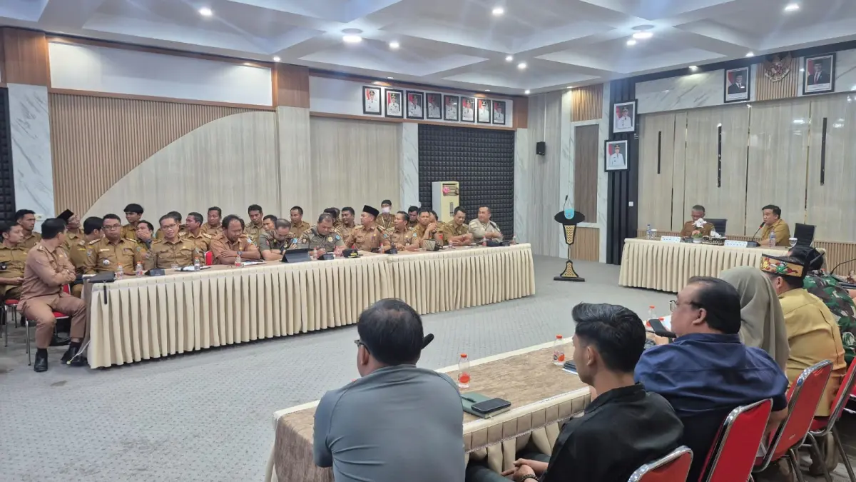 Rapat persoalan BBM dipimpin Bupati Lamandau, dihadiri seluruh camat, kades, serta pengelola SPBU. (RIA/RADAR SAMPIT)&nbsp;