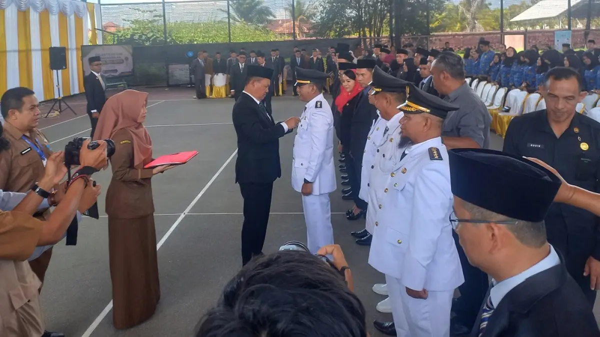 Sebanyak 25 pejabat struktural dan fungsional di lingkungan Pemerintah Kabupaten Seruyan dilantik di Tenis Indoor Kuala Pembuang, Senin (10/8). (RIFANI/RADAR SAMPIT)&nbsp;