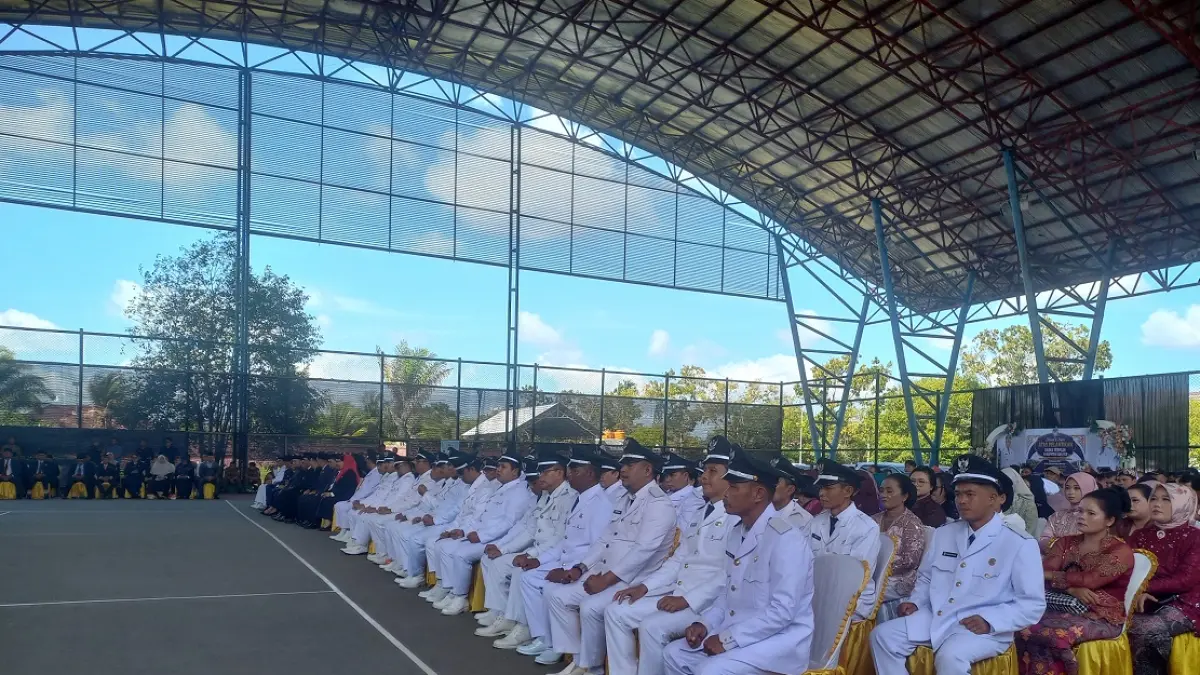 Sebanyak 50 kepala desa (kades) terpilih di Kabupaten Seruyan masa jabatan 2026-2034 dilantik di lapangan Tennis Indoor Kuala Pembuang, Senin (10/8). (RIFANI/RADAR SAMPIT)&nbsp;