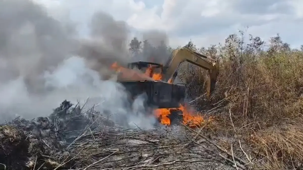 Sebuah excavator yang disebut sebagai aset Pemerintah Kabupaten Kotawaringin Timur (Kotim) terbakar di wilayah Bagendang, Kecamatan Mentaya Hilir Utara. (Istimewa/Radar Sampit)