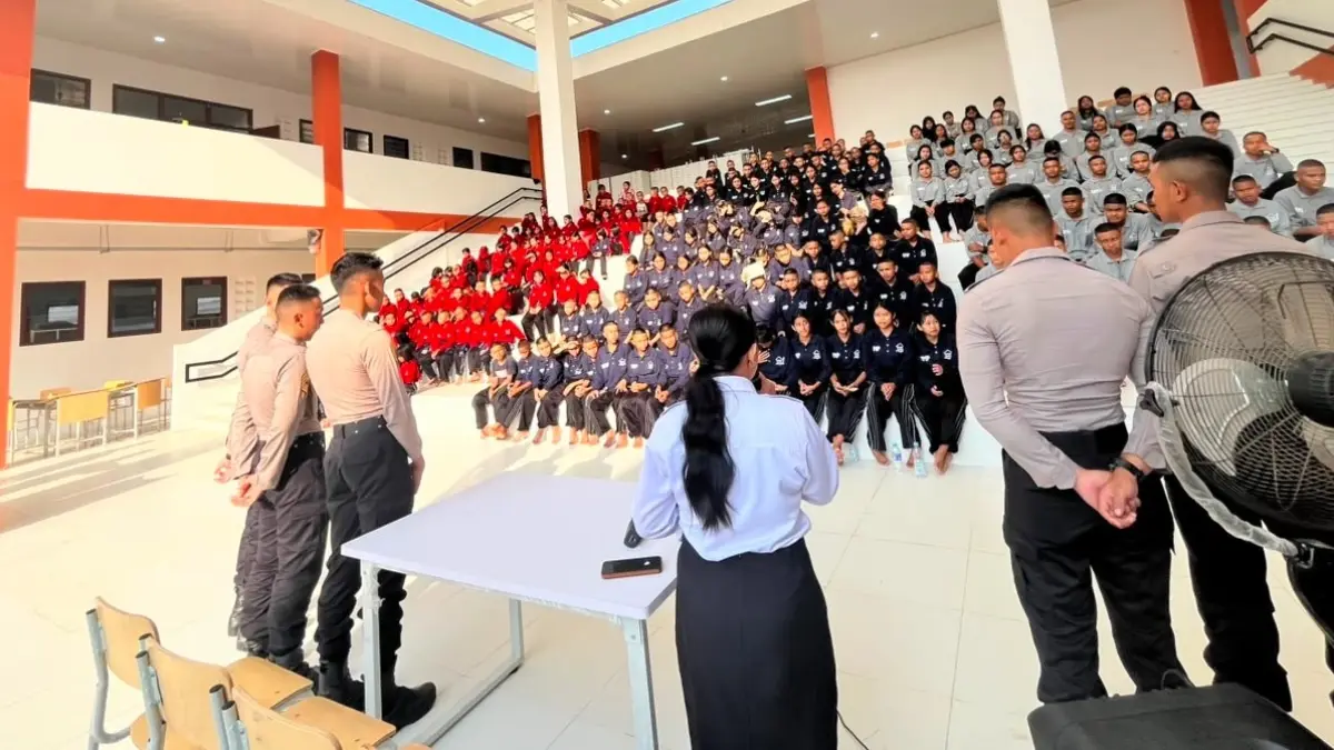 Suasana penyampaian materi dari Taruna Akpol kepada peserta didik Sekolah Rakyat di Desa Tambirah, Kecamatan Kurun, pekan lalu. (DINAS SOSIAL GUNUNG MAS)