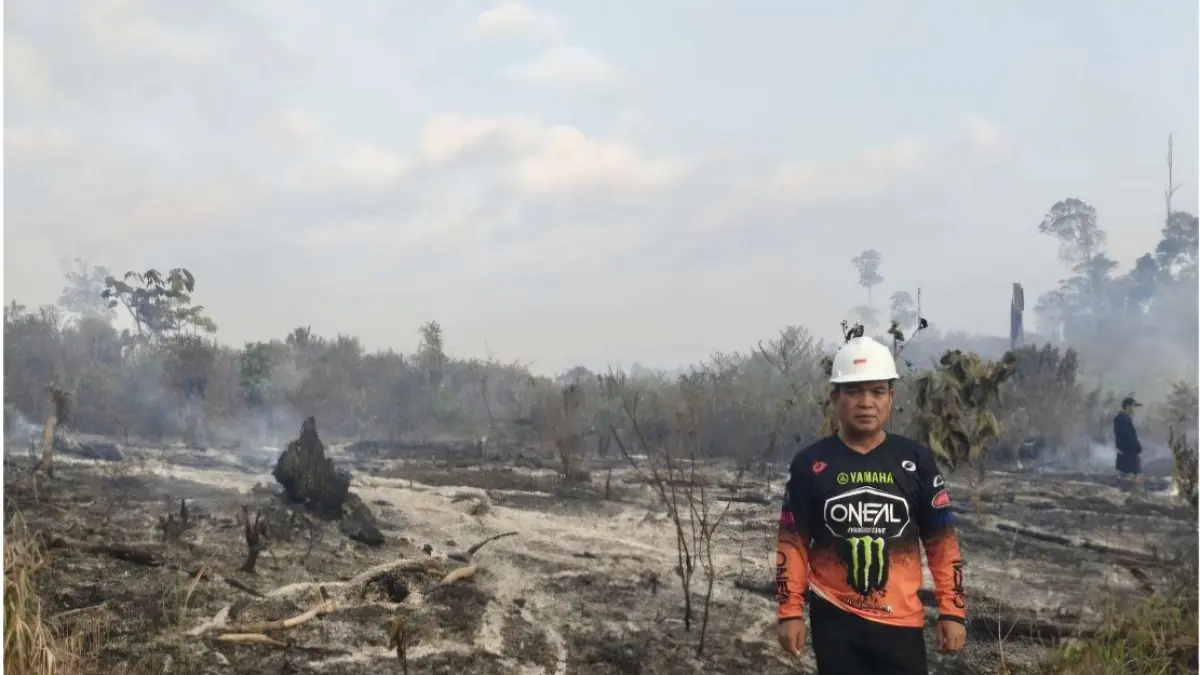 Tim damkar PT Pilar Wanapersada membantu memadamkan karhutla di luar area hak guna usaha (HGU).&nbsp;

&nbsp;