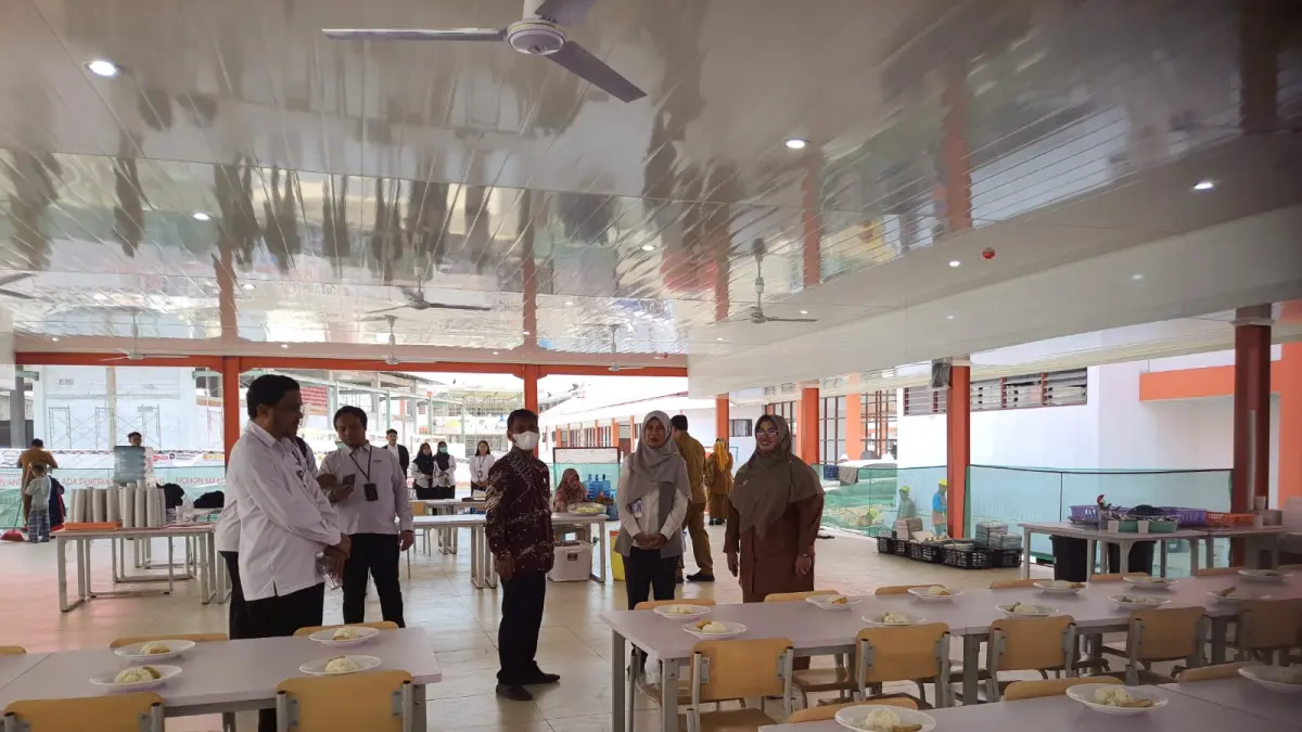 Wakil Bupati Kotim, Irawati, saat mendampingi kunjungan kerja BPKP Perwakilan Provinsi Kalimantan Tengah meninjau pembangunan SRT 01 di kawasan Wengga Metropolitan Sampit, Selasa (11/8).  (Istimewa)