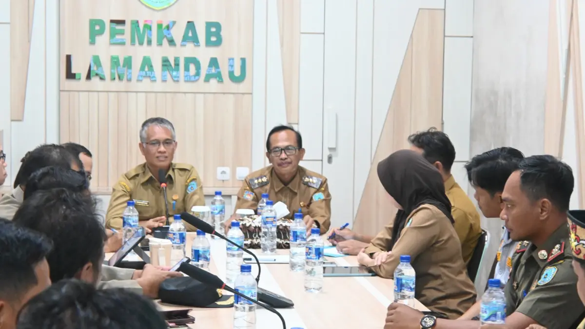 Wakil Bupati Lamandau Abdul Hamid bersama Sekretaris Daerah Irwansyah saat rapat membahas kelangkaan BBM,bersama instansi terkait lainnya, Selasa (11/8). (istimewa)