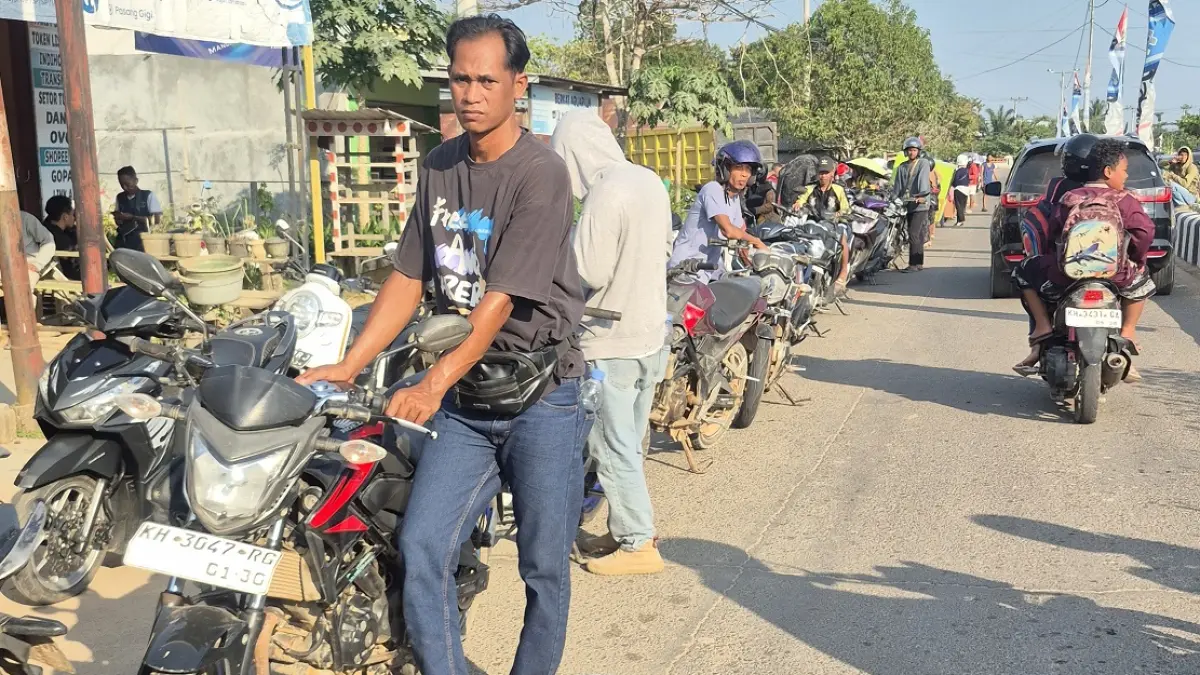 Antrean panjang kendaraan terjadi di sejumlah stasiun pengisian bahan bakar umum (SPBU) di Kabupaten Lamandau dalam dua hari terakhir. &nbsp;(RIA/RADAR SAMPIT)&nbsp;