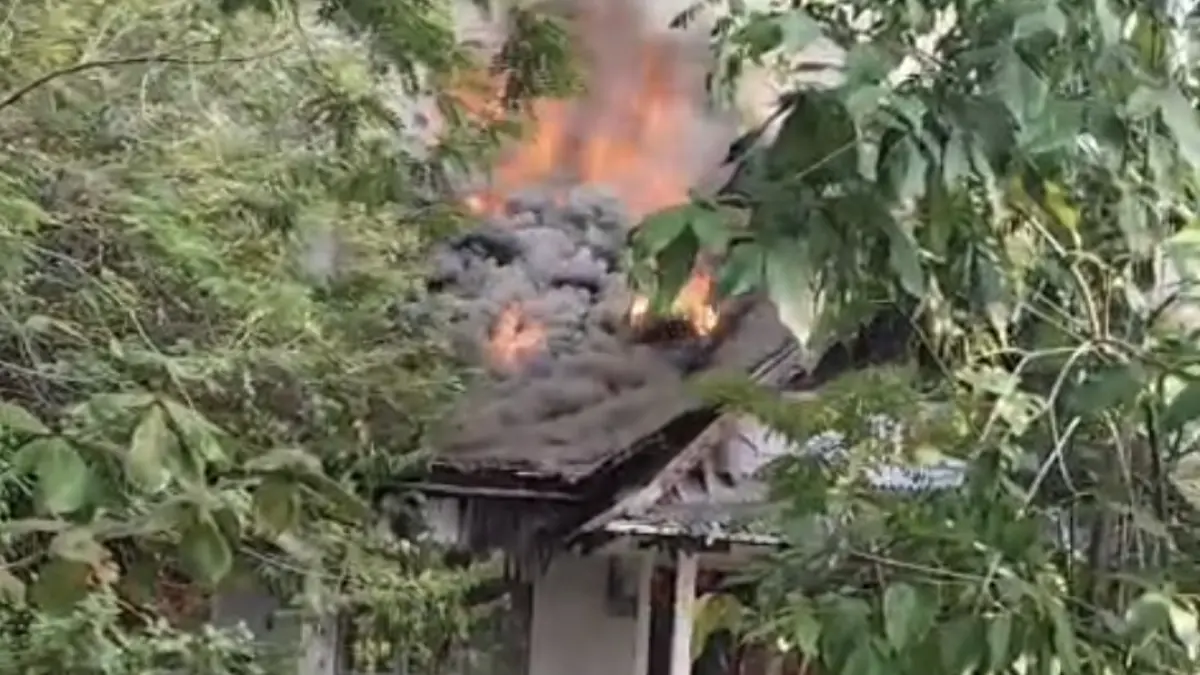 Bangunan bekas Kantor Berita Dayak Pos di kawasan Lapangan Sanaman Mantikei, Palangka Raya, tiba-tiba dilalap api, Rabu (12/8/2026).
