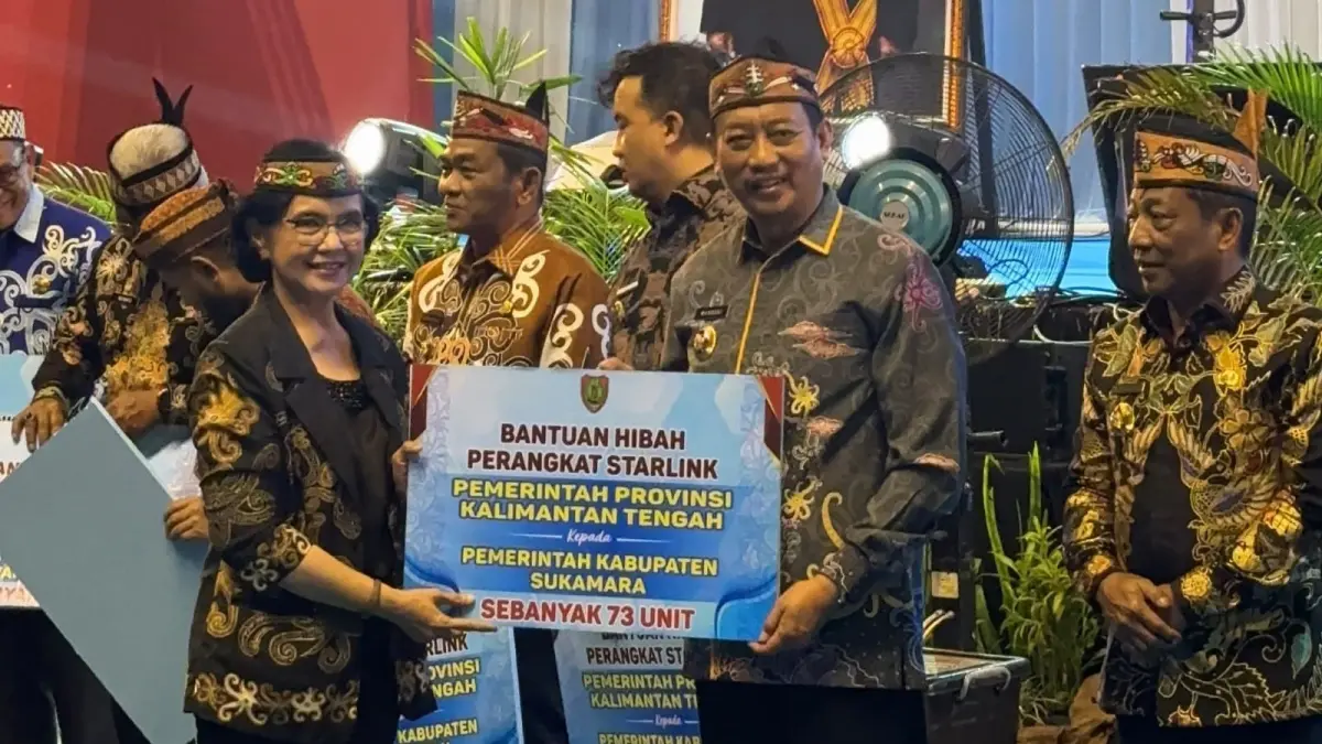 Bupati Sukamara Masduki menerima hibah 73 unit Starlink. (FAUZIANNUR/RADAR SAMPIT)&nbsp;