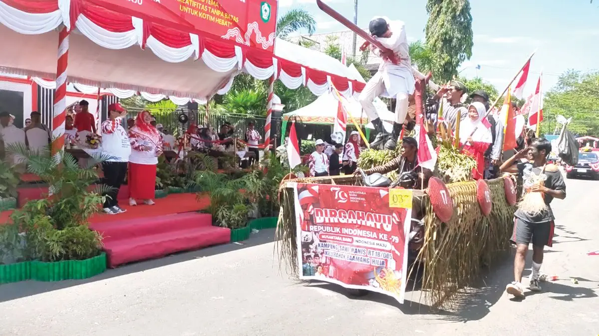 HUT RI: Peserta yang turut memeriahkan pawai pembangunan HUT RI tahun lalu. FOTO: DOK.YUNI/RADAR SAMPIT 