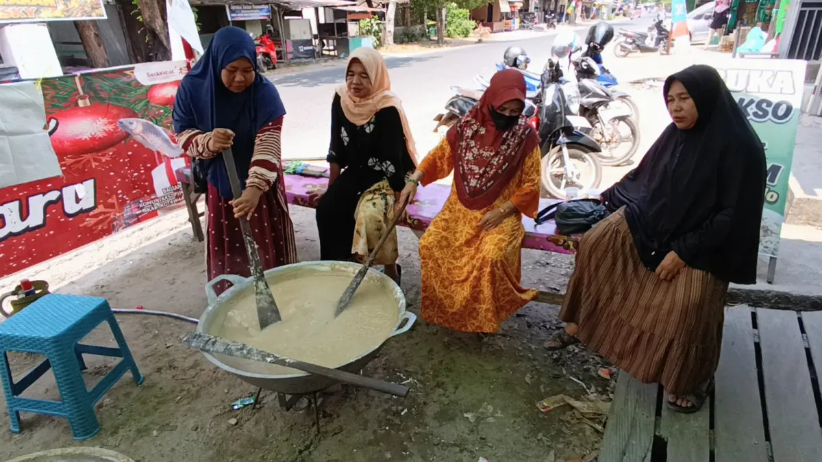 Ibu-ibu di Jalan Ir Juanda, Kecamatan Mentawa Baru Ketapang, Sampit, gotong royong memasak Bubur Baayak, Rabu (12/8/2026). (Usay Nor Rahmad)&nbsp;